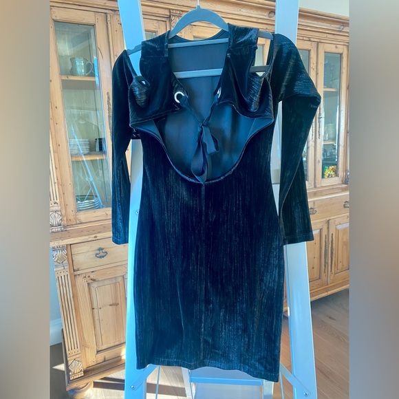 Topshop black cold shoulder velvet dress with gold metallic shimmer, Size 2 - Picture 3 of 13